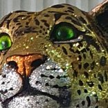 Glittrig, konstgjord leopard.